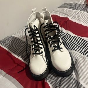 Madden NYC Women's Combat White Black Lace Up Side Zipper Platform Boots Size 8